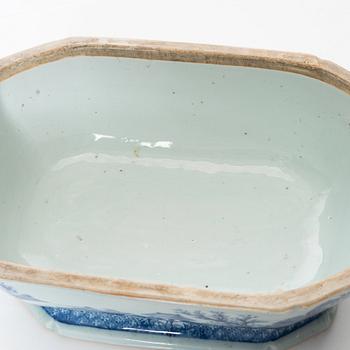 A blue and white tureen with cover, Qing dynasty, Qianlong (1736-95).