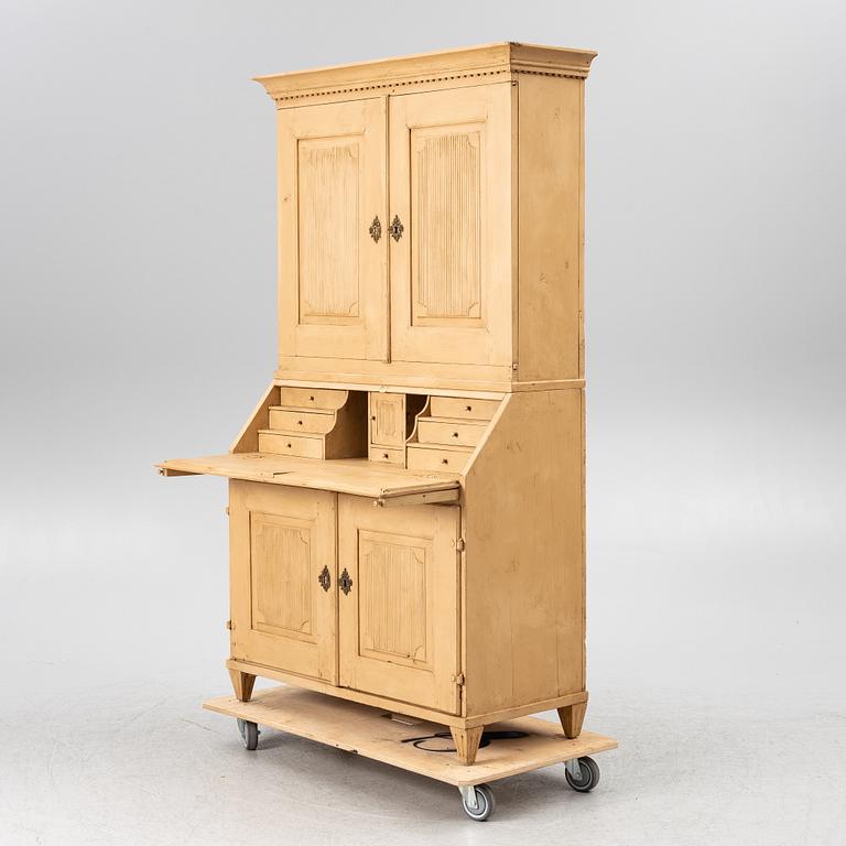 Skåp, gustavianskt, omkring år 1800.