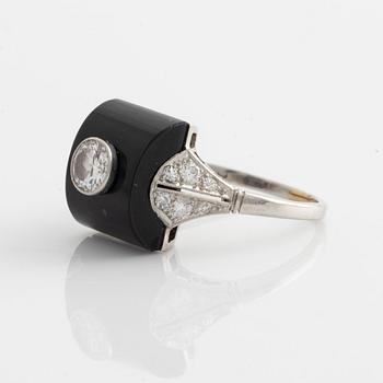 Ring med onyx och diamanter.