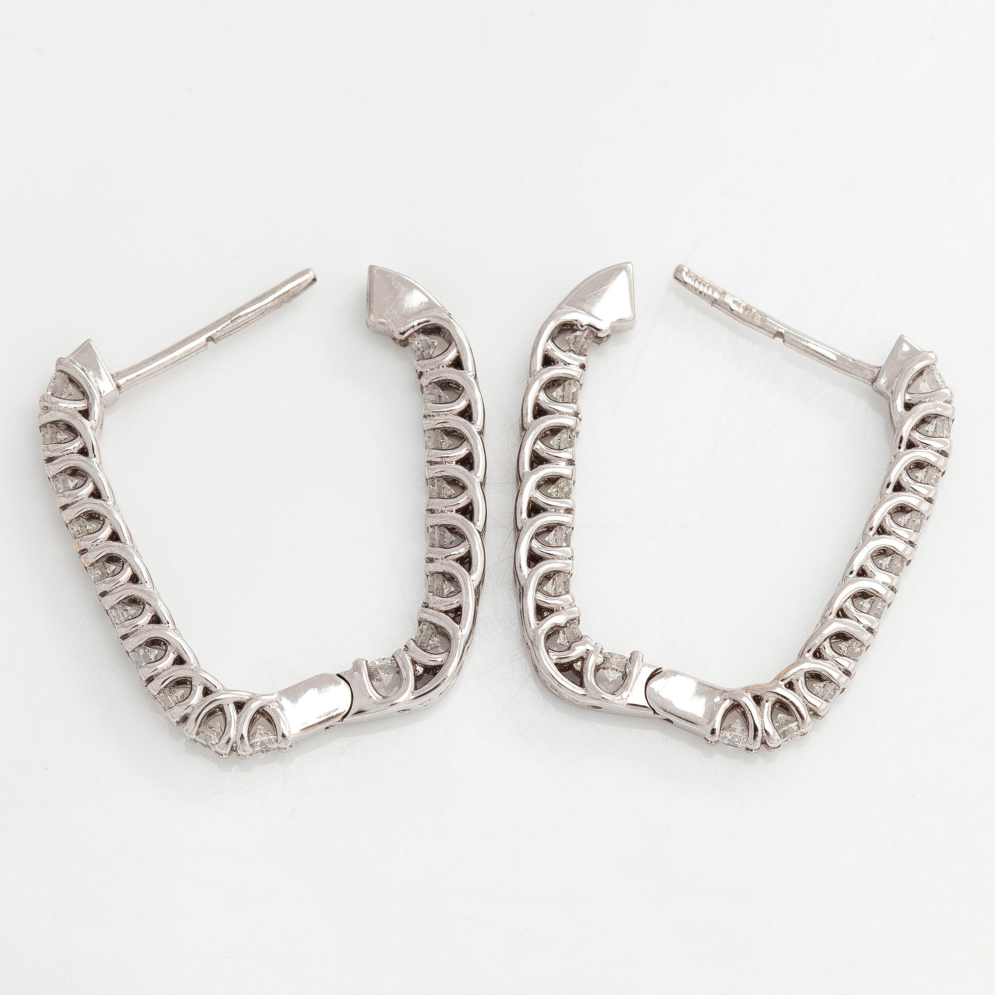 Örhängen, 18K vitguld med briljantslipade diamanter.