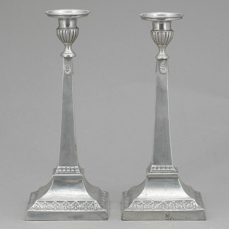 LJUSSTAKAR, ett par, tenn,  P.H. Lundén Lidköping (mästare 1797-1834).