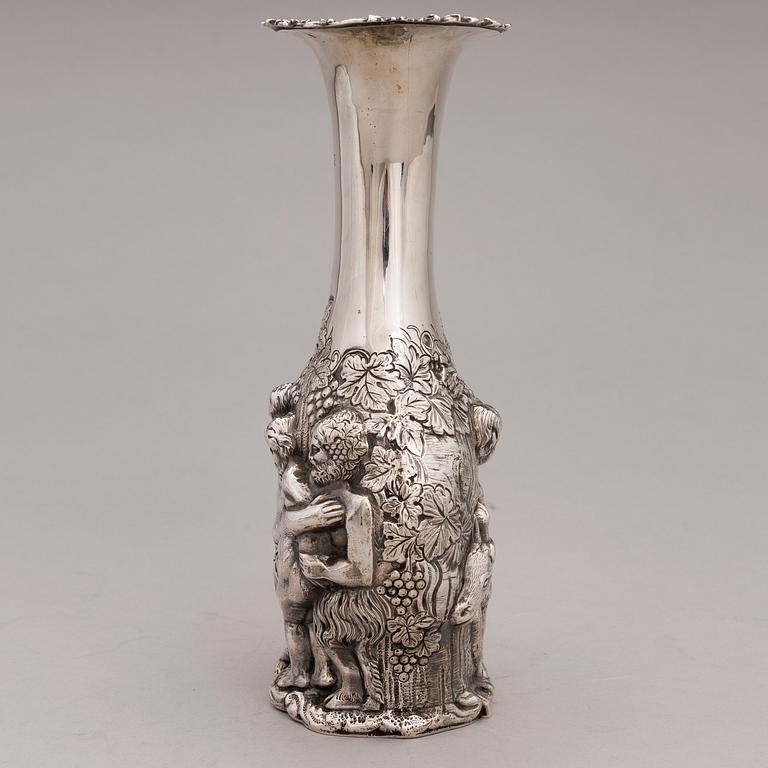 A sterling silver vase, mark of William Comyns & Sons, London 1903.