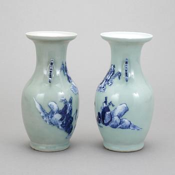 VASER, ett par, porslin, Kina, 1800-tal.