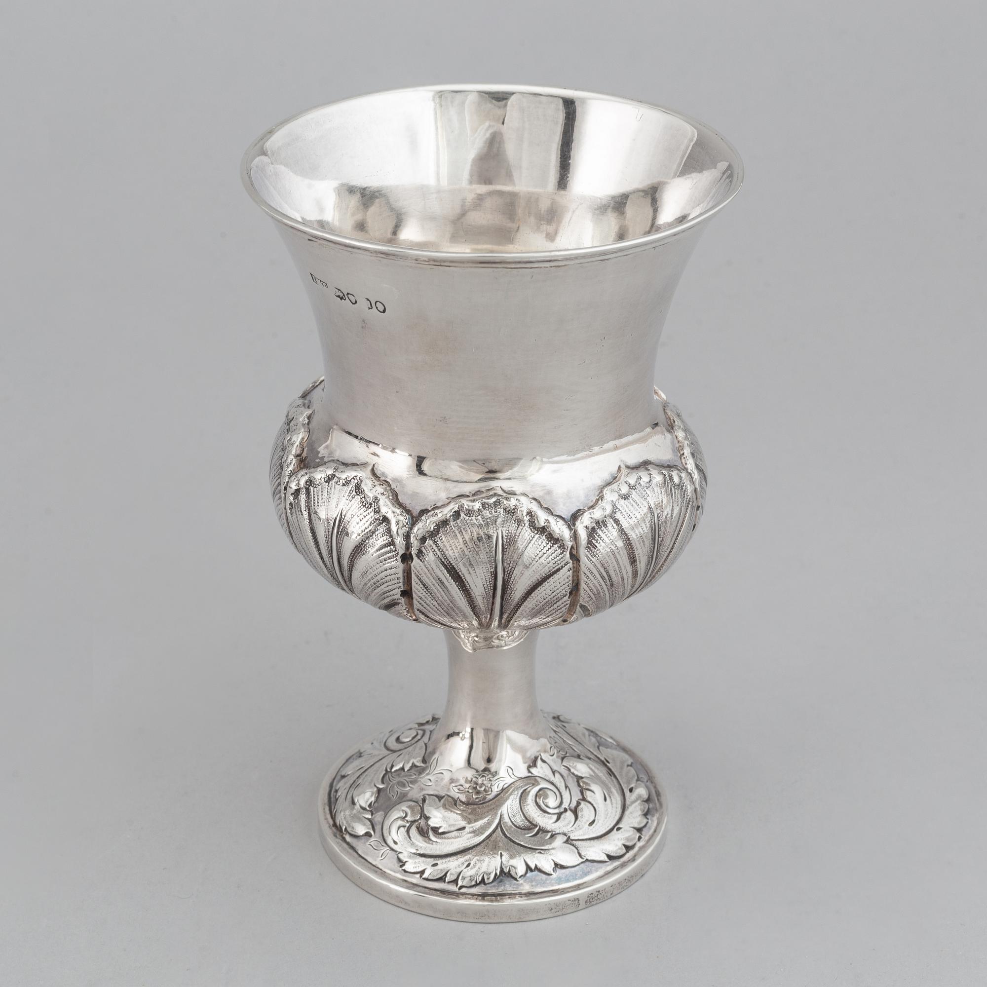 An English 19th century silver cup, unidentified makers mark, London 1835.