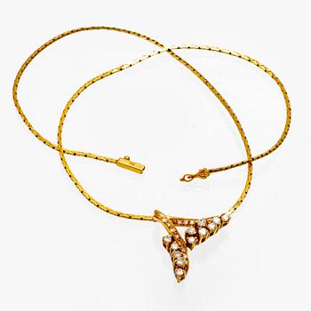 An 18K gold necklace with round brilliant cut diamonds.