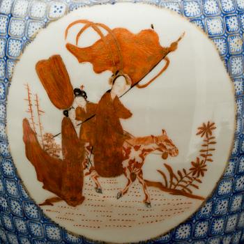 URNA, porslin, 1900-tal. Kina, märkt med Qianlongsmärke undertill.