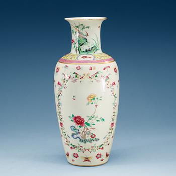 A famille rose vase, Qing dynasty, 19th Century.