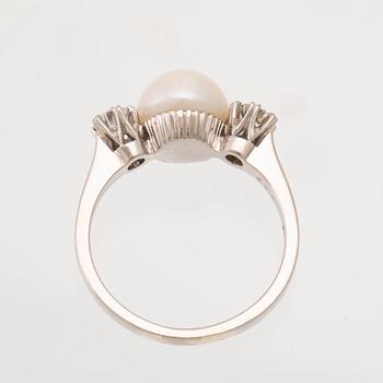 An 18K white gold ring set with a cultured button pearl and round brilliant-cut diamonds, G. Dahlgren & Co Malmö 1961.