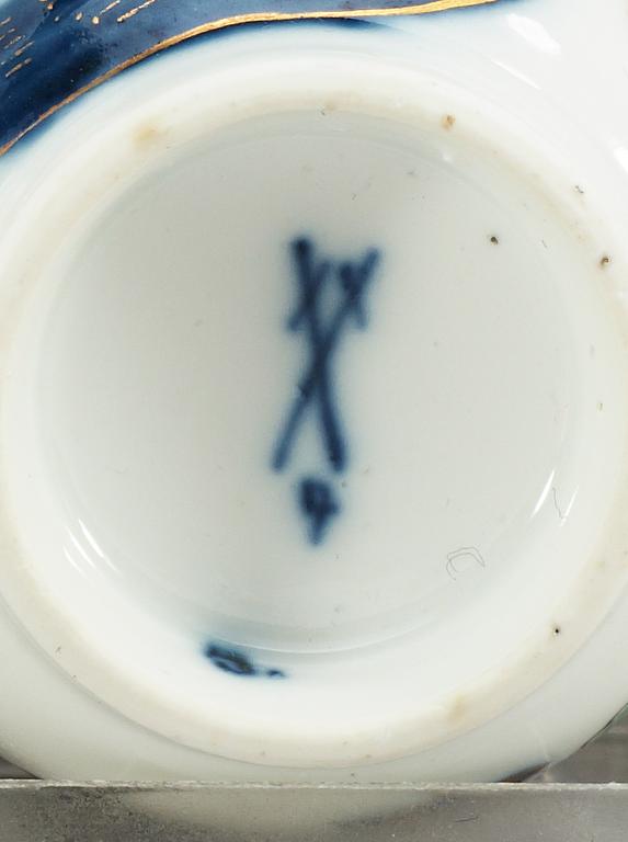KOPP med FAT, porslin. Meissen, ca 1735.