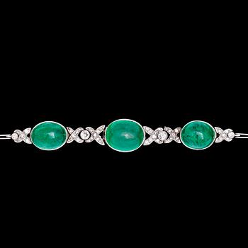 1138. A cabochon cut emerald and diamond bracelet, tot. app. 0.80 cts.