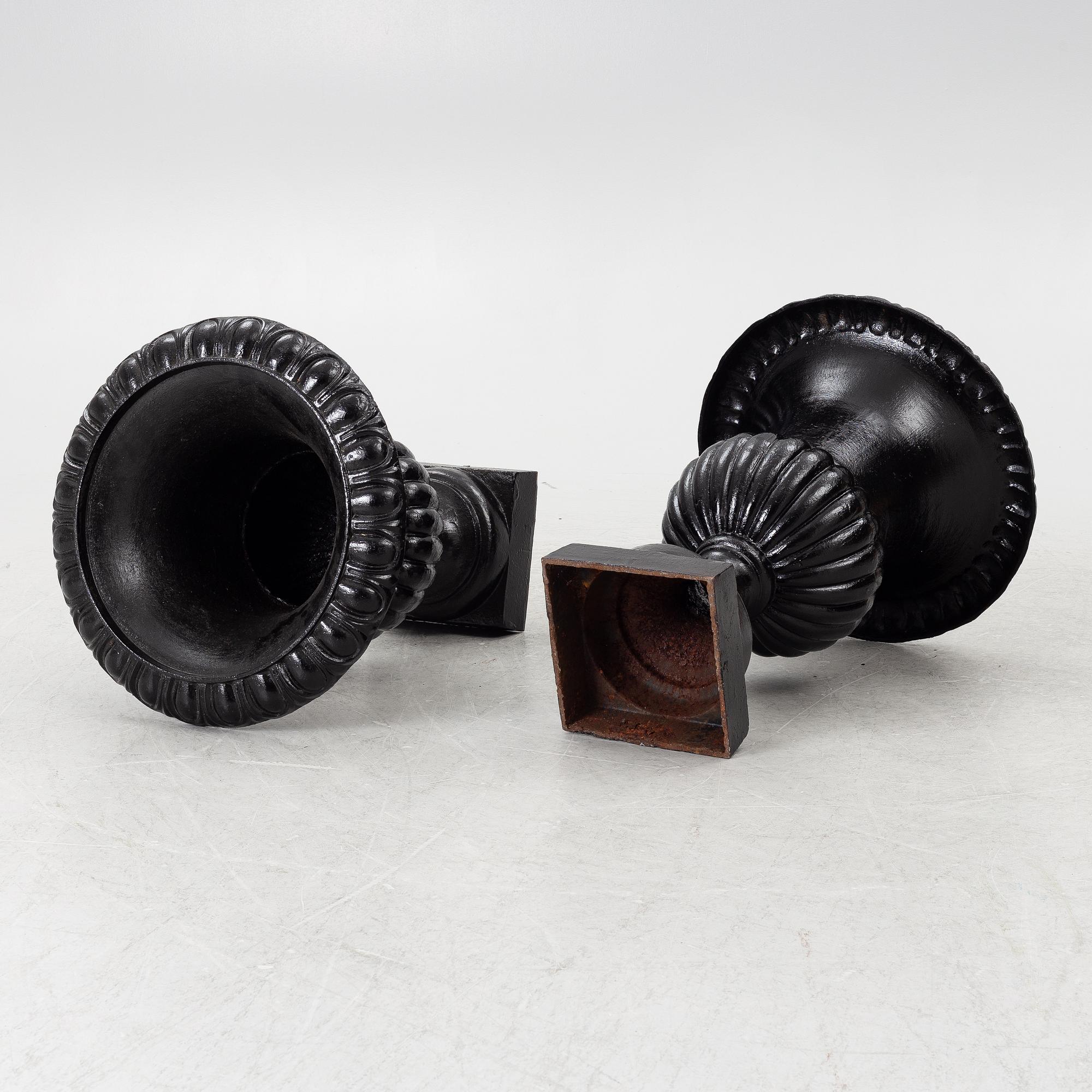 A pair of cast iron garden urns, 20th century.