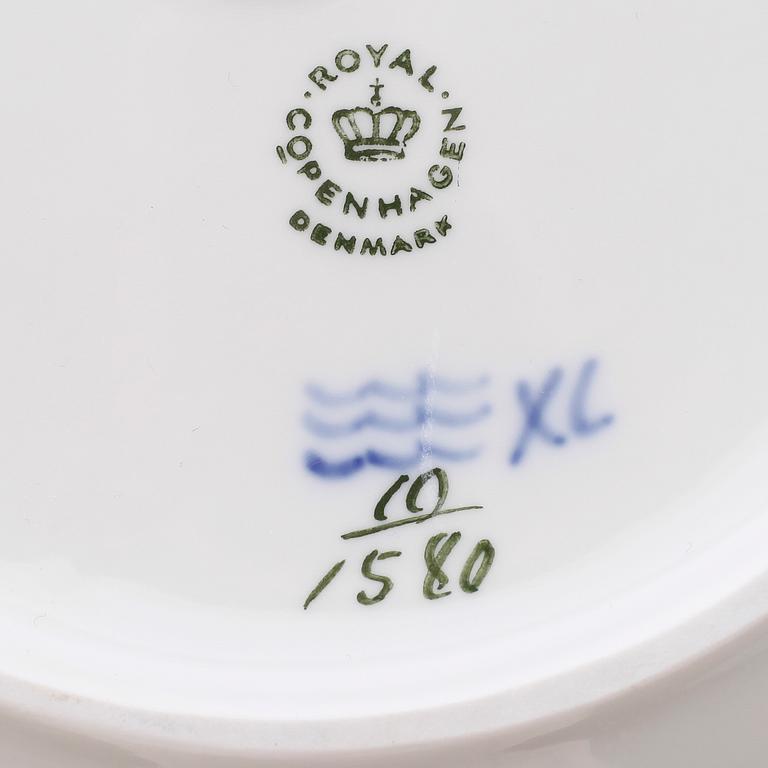 SKÅL samt FAT, porslin, "Blå blomst", Royal Copenhagen.