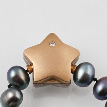 COLLIER, odlade pärlor, lås i 18K guld och vitguld med fasettslipad blå safir samt briljantslipad diamant. Vikt 28,5 g.