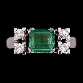 RING, 18 k vitguld, 1976, briljantslipade diamanter och smaragd. Vikt ca 7,8 g.