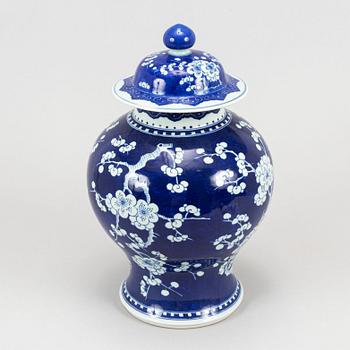 Vas, urnor med lock, två stycken, lampa, porslin. Kina, 1900-tal samt modern tillverkning.