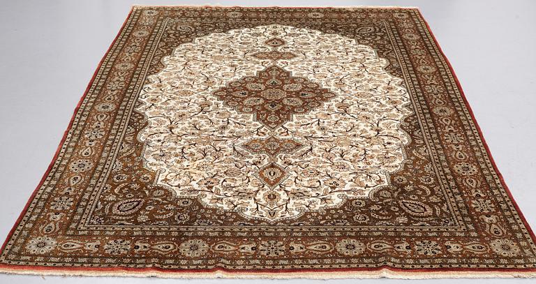 MATTA, semiantik silke Ghom, ca 269,5 x 179,5-182 cm (samt kortsidorna med 1 och 2 cm slätväv).