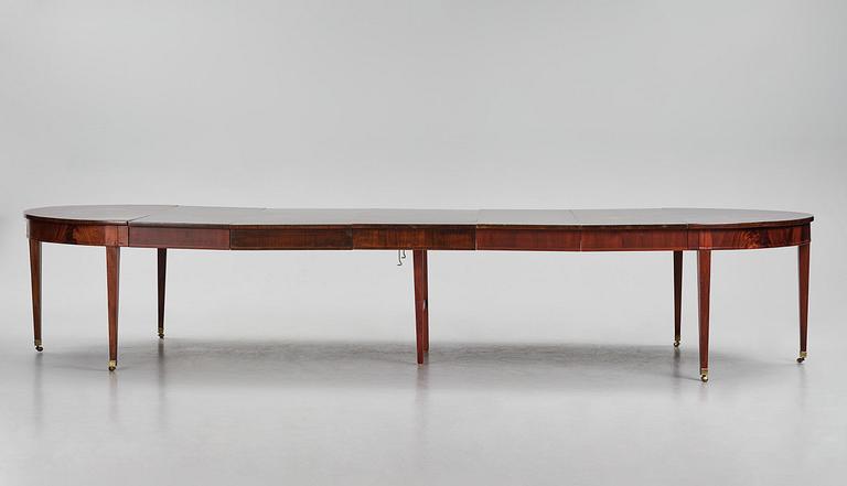 An English mahogany George III-style dining table, 19th century.