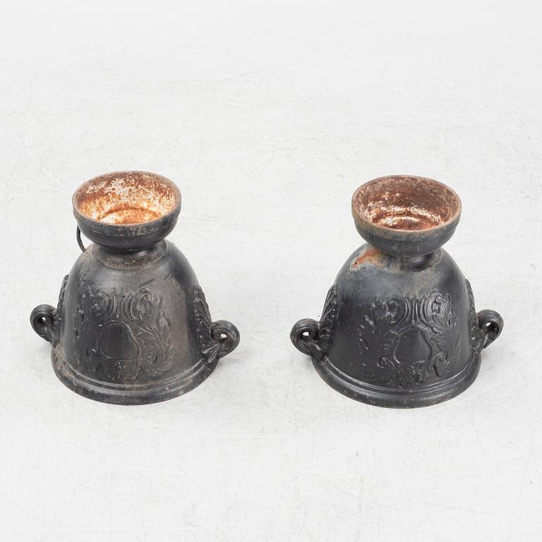 A pair of cast iron garden urns, later part of the 20th century.