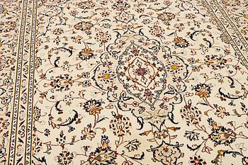 A Kashan carpet, a. 292 x 195 cm.