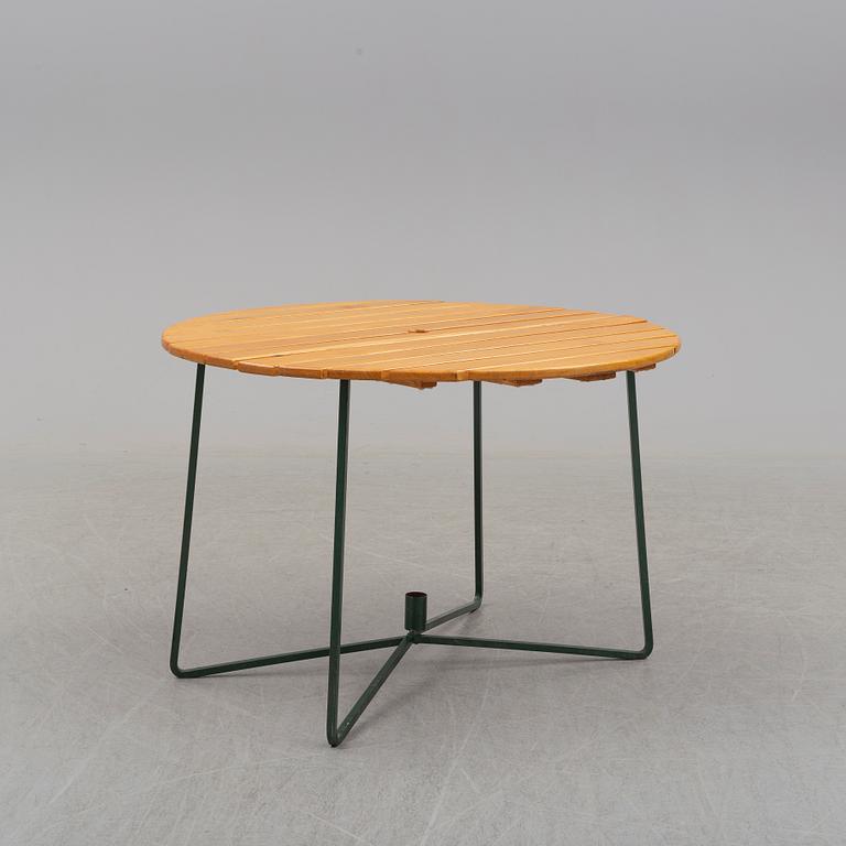 TRÄDGÅRDSGRUPP, fem stolar och ett bord, Grythyttan, tillverkade mellan 1954 och 1962.