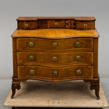 A first half of the 18th Century Baroque chest of drawers.