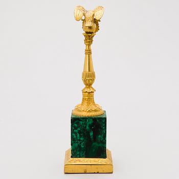 KLOCKSTÄLL, förgylld brons och malakit, Ryssland, 1800-talets första hälft.
