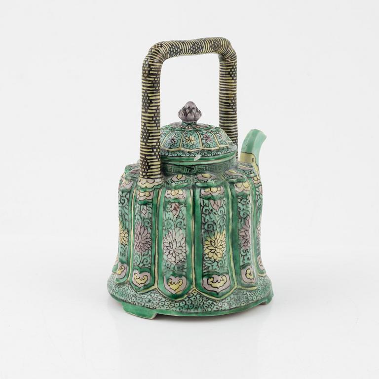 Kanna med lock, biskviporslin. Qingdynastin, Kangxi (1662-1722).