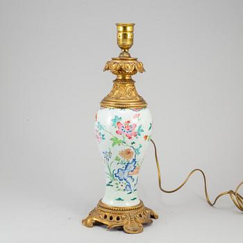 A Qianlong 1736-95 tabel lamp.