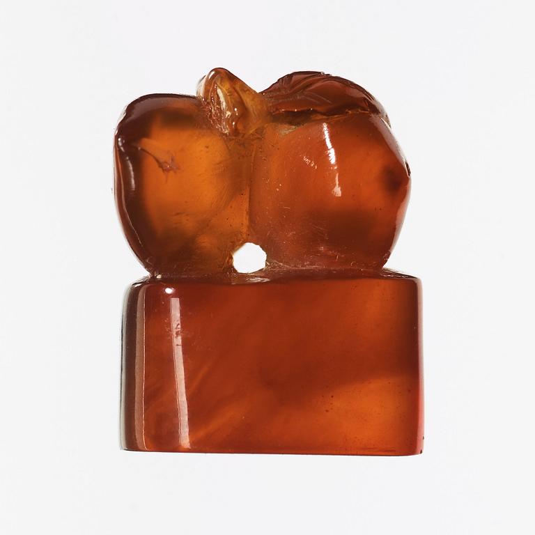 An amber carving in the shape of peaches, Qing dynasty (1644-1912).