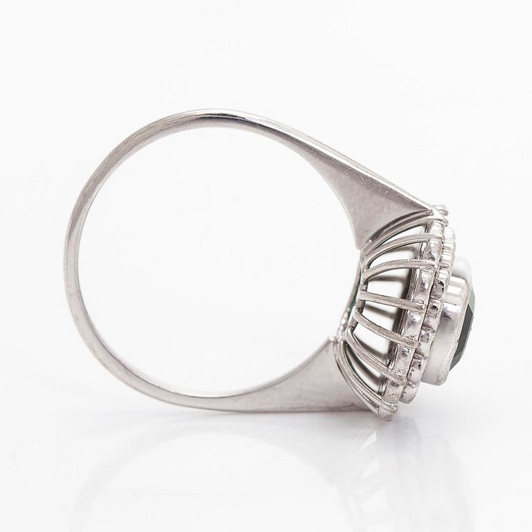 RING, fasettslipad turmalin, åttkantslipade diamanter, 18K vitguld. A. Tillander, Helsingfors 1975.