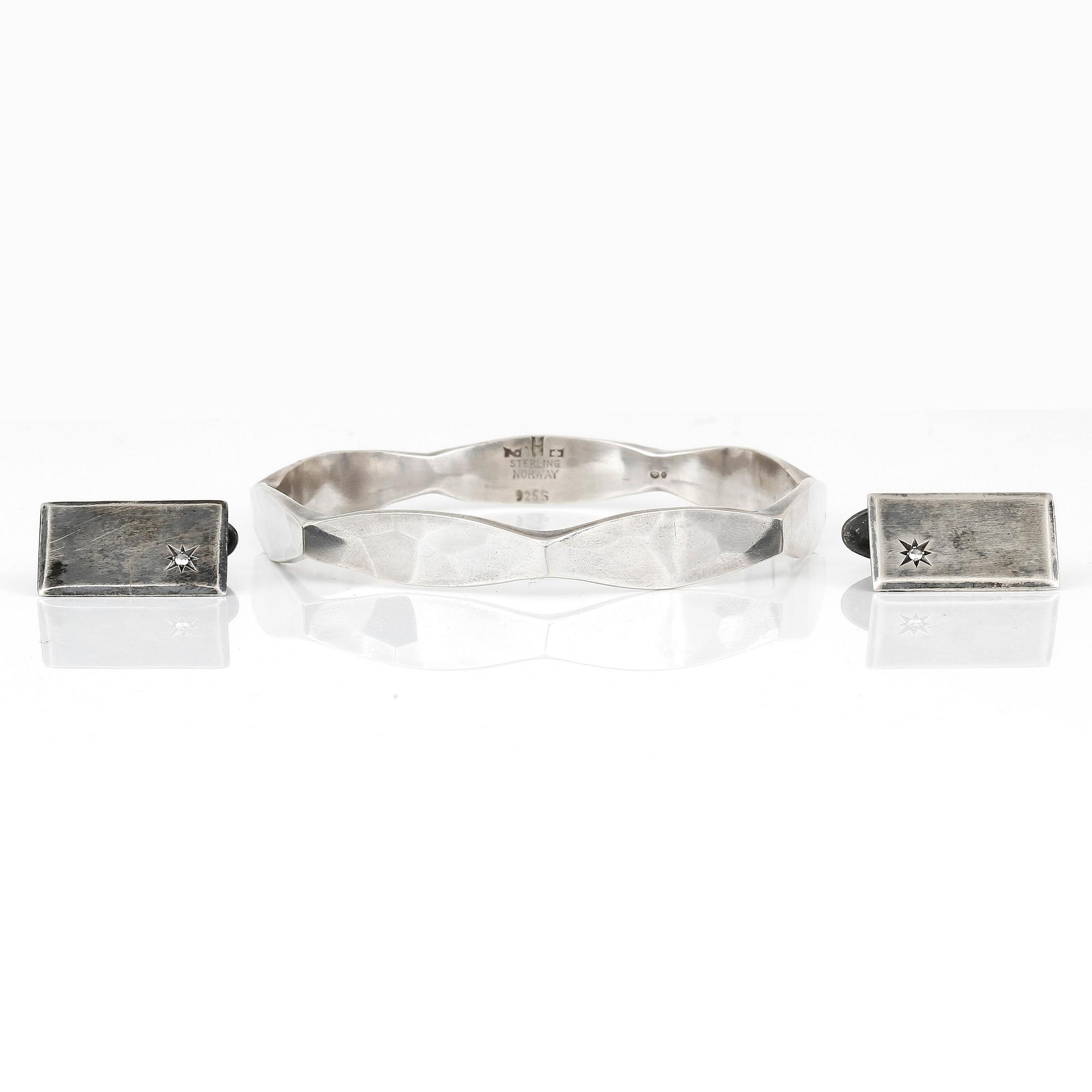 ARMRING samt MANSCHETTKNAPPAR, ett par, silver med vita pastestenar.