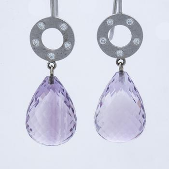 Earrings 18K whitegold, brillant-cut diamonds approx 0,20 ct and 2 briolett-cut amethystes, height apprx 4.5 cm.