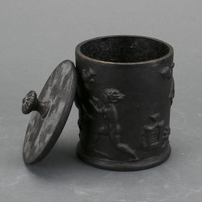 TOBAKSBURK. Gjutjärn, Carl Elmberg, Näfveqvarns Bruk, 1920-tal.