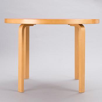 A mid 20th century table with four '69' chairs for Artek.