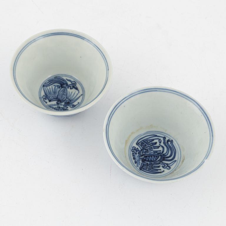 a pair of blue and white cups and three dishes, China, late Qing dynasty.