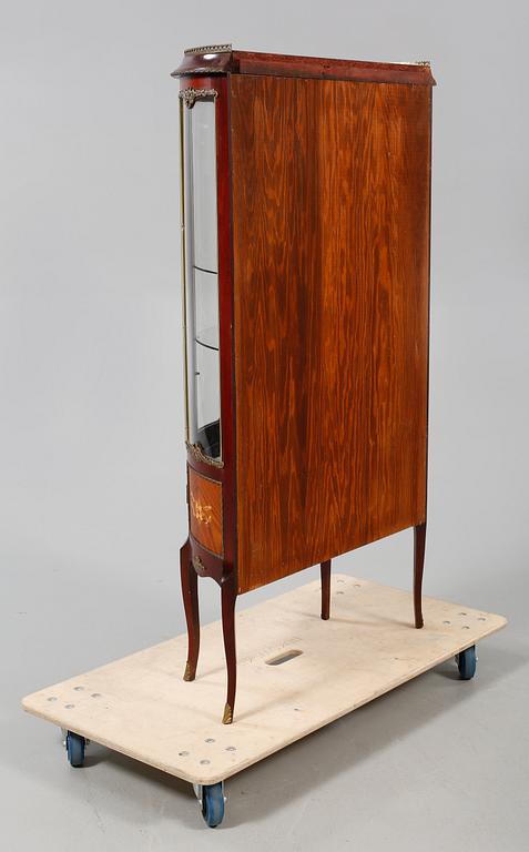 VITRINSKÅP, Louis XV-stil, 1900-talets tredje kvartal.