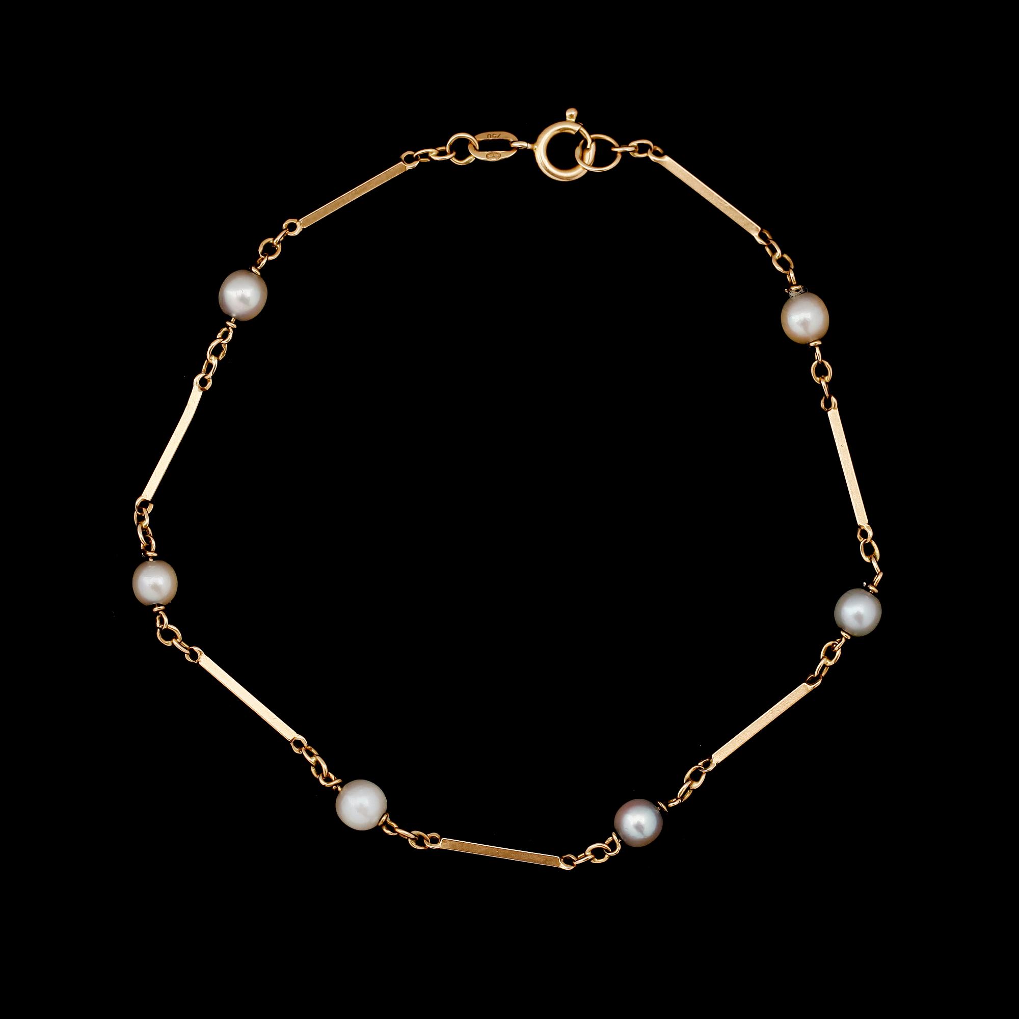 ARMBAND, 18 k guld, med odlade pärlor. Total vikt ca 4 gram.