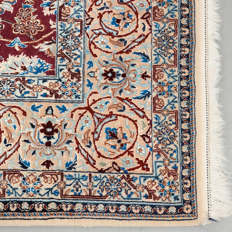 MATTO, a semi-antique/old Esfahan/Nain part silk, ca 232,5 x 137,5 cm (as well as one end with ca 1 cm flat weave).