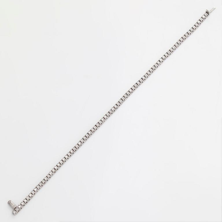 A 14K whitegold tennis bracelet, brilliant-cut diamonds totalling aprox. 1.12 ct according to engraving. Finnish marks.