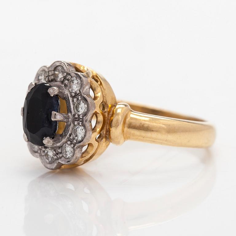 Ring, 18K guld med safir och åttkantsslipade diamanter totalt ca 0.12 ct.