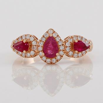 RING, 18K guld, diamanter tot ca 0.43 ct. och rubiner tot ca 0.92 ct.