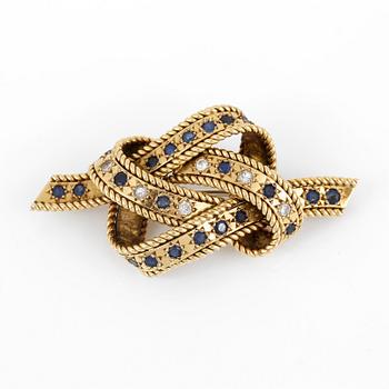 BROSCH, med briljantslipade diamanter, ca 0,24 ct och troligen fasetterade safirer.