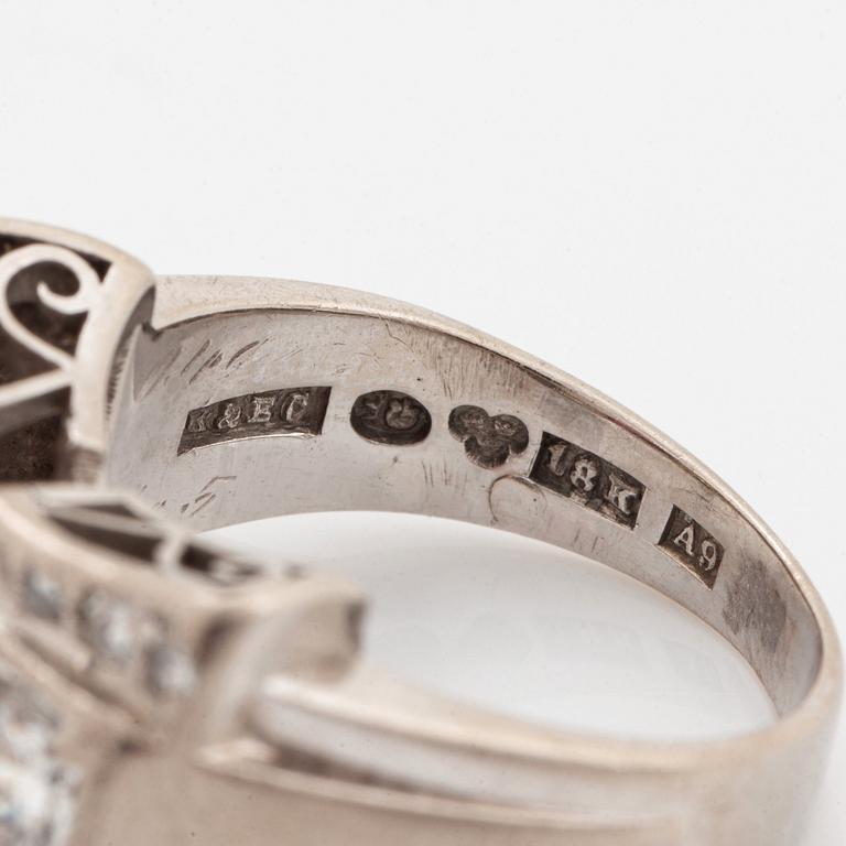 Ring 18K vitguld med en fasettslipad rubin och runda briljant- och åttkantslipade diamanter.
