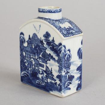 A blue and white tea caddy and 3 blue and white custard cups with covers, Qing dynasty, Qianlong (1736-95).