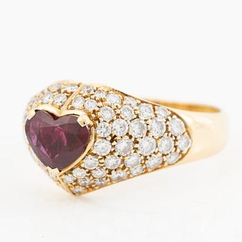Ring, 18K gold with a heart-shaped ruby and brilliant-cut diamonds.