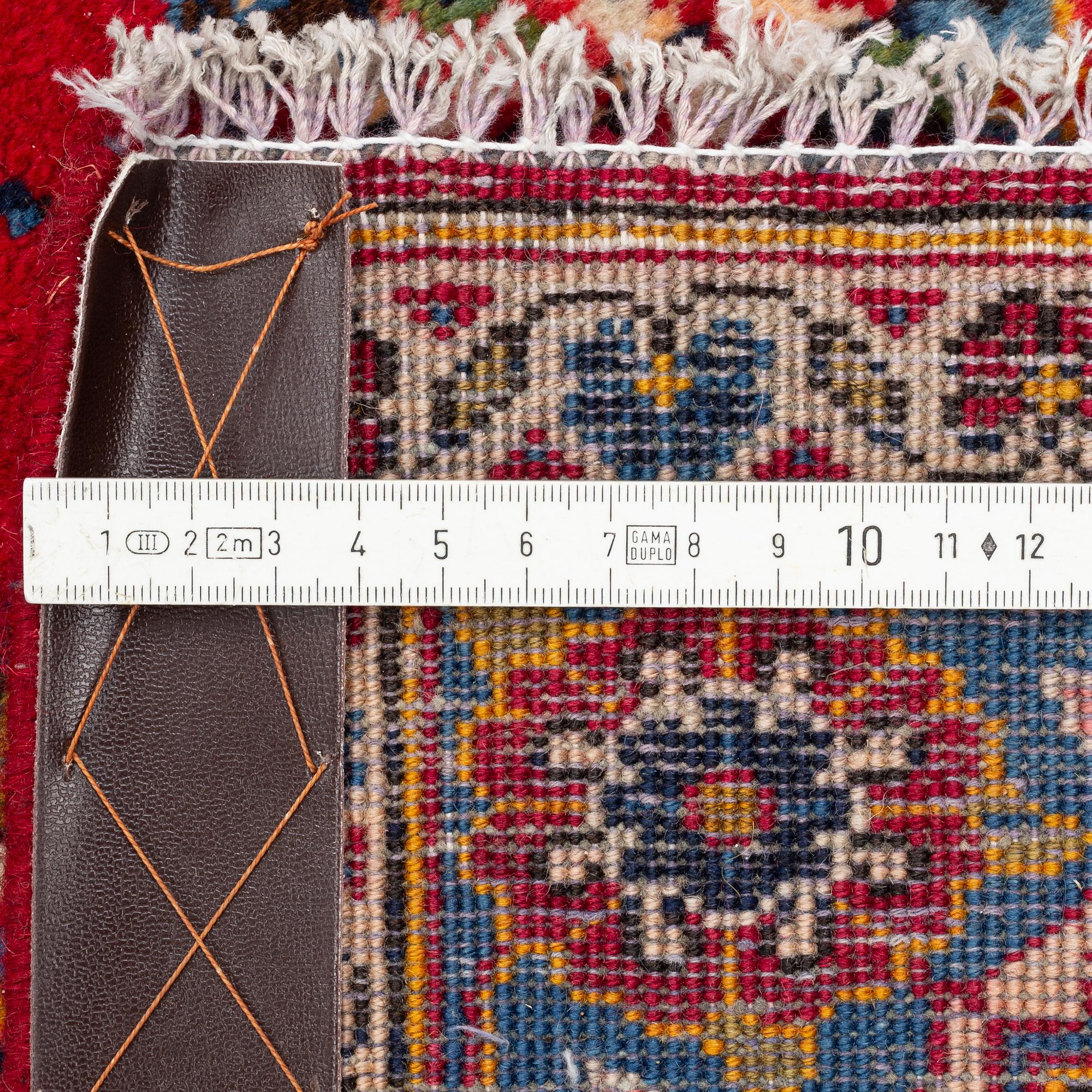 A carpet, semi-antique, Kashan, ca 365 x 295 cm.