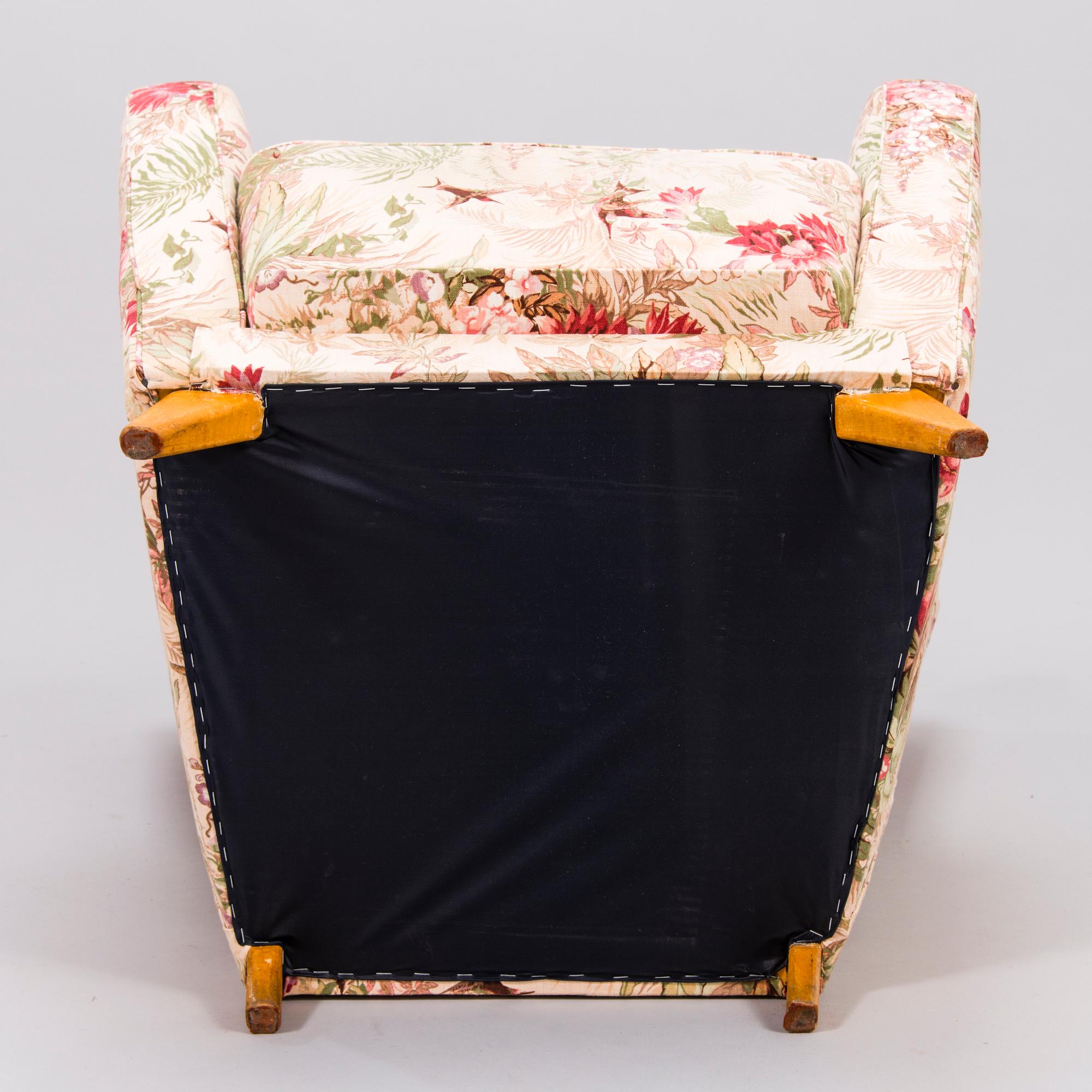 A mid-20th-century armchair.