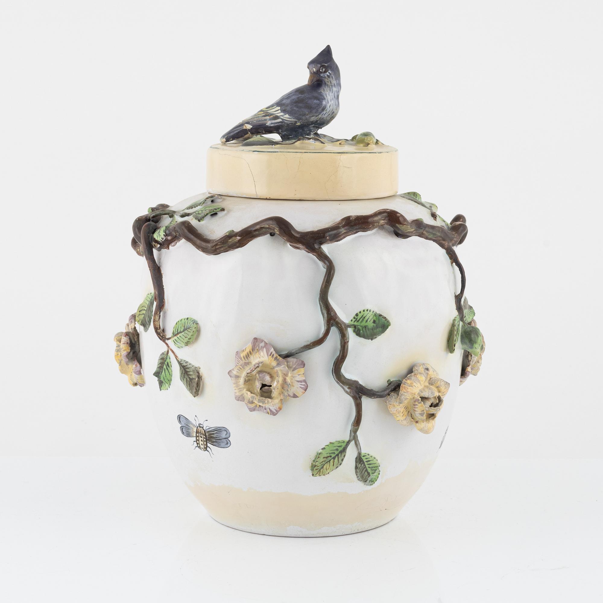 Urna med lock, fajans. Sverige, Marieberg, märkt MB E, 1700-tal.