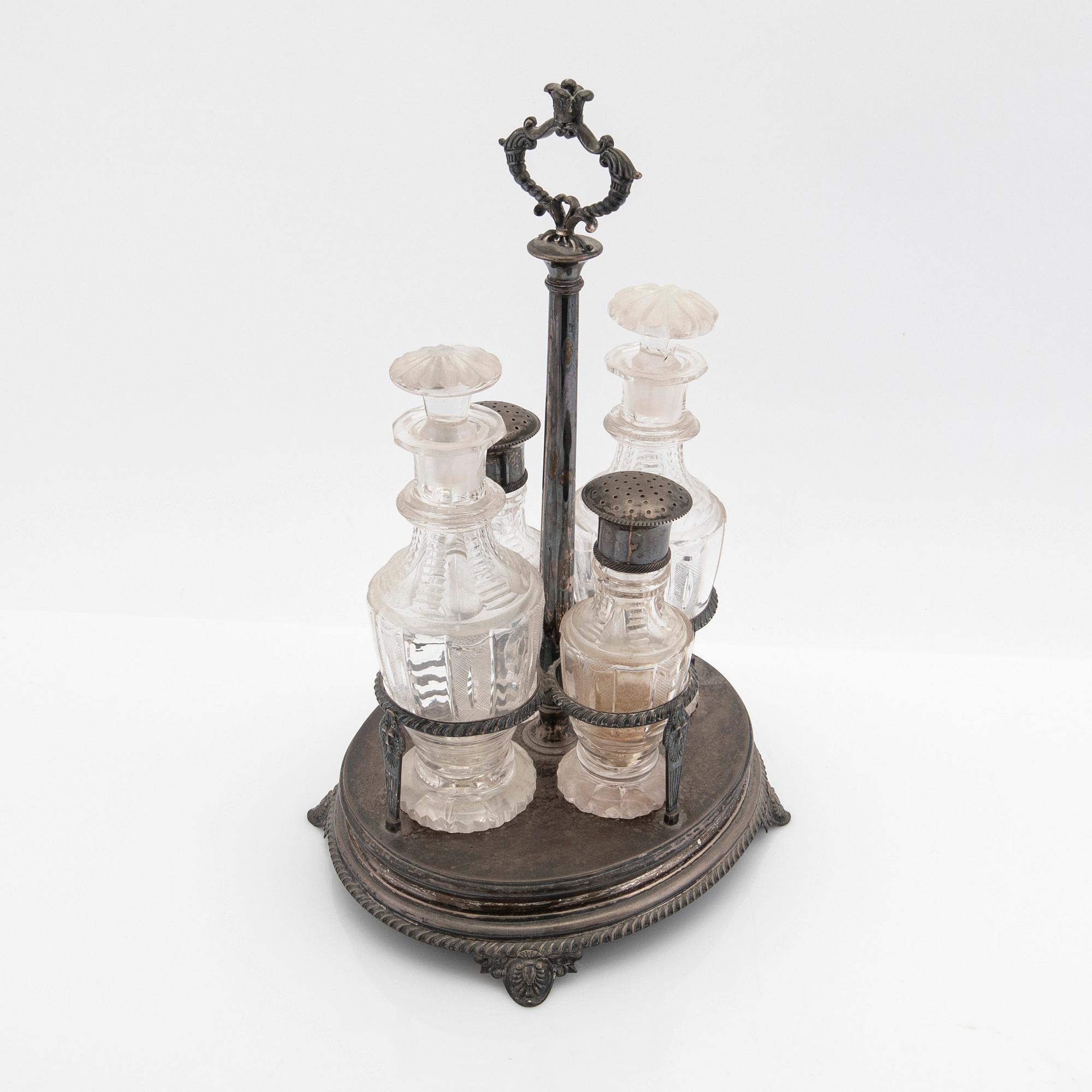 Gustaf Möllenborg, Bordssurtout, silver, för 2 karaffer samt 2 ströare, Stockholm, 1831.