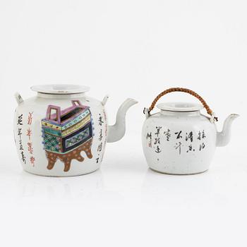 Tekannor, fyra stycken, samt kaffekanna, porslin, Kina, sen Qingdynasti/1900-tal.